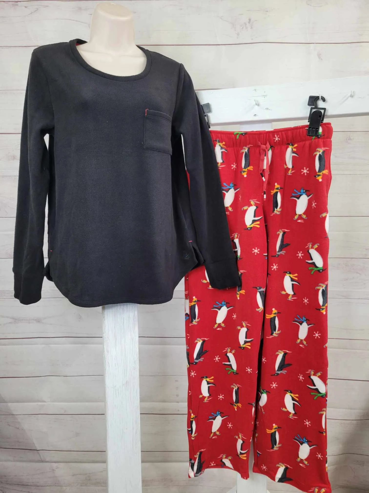 SMALL BLACK/PENGUINS A616990 Cuddl Duds Regular Fleecewear with Stretch Pajama Set